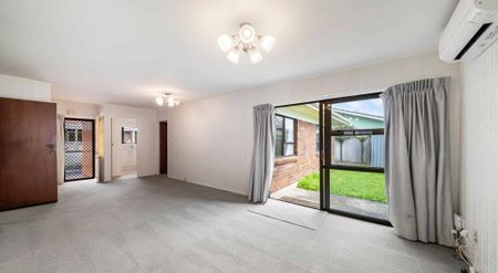 Beautiful Family Home in Blockhouse Bay - Photo 2