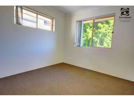 Lovely Unit - Central Coorparoo Location- 2 Minutes to Bus and Train - Photo 2