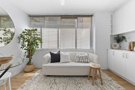 Bright, Well-Located Apartment at the Elizabeth Bay ‘Loop’ - Photo 2