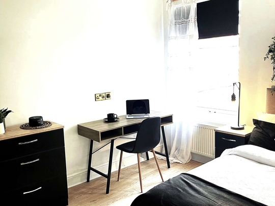 Brand New Professional Houseshare - Available now ! Room 2 - Photo 1