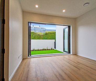 Sunny New Modern living. - Photo 4