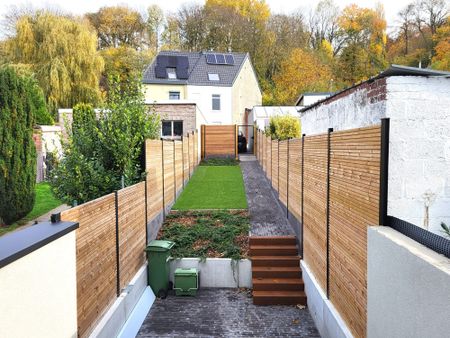 Deze volledig gerenoveerde woning (2025) biedt modern wooncomfort op een centrale ligging in het centrum, met winkels, scholen en openbaar vervoer op wandelafstand. - Foto 2