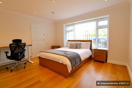 4 bedroom semi-detached house to rent - Photo 3