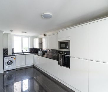 4 bedroom end of terrace house to rent - Photo 3