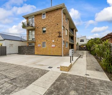 Cozy, Ground Floor Apartment with Easy, First-Come-First-Served Scr... - Photo 3