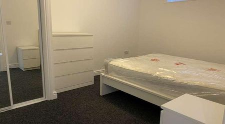 Bedroom Student Flat - Available Now, LN5 - Photo 2