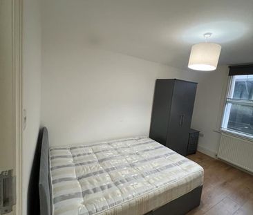 Room in a Shared House, Eversleigh Road, SW11 - Photo 5