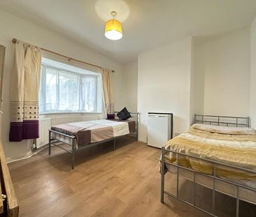 Long Drive, London, W3 7PJ - Photo 1