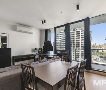 Modern living with city view - Photo 5