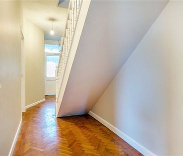 A beautiful and recently refurbished three/four bedroom property in... - Photo 2