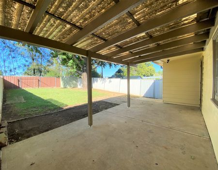 Cosy Three Bedroom Home, Gas cooking, WATER USAGE INCLUDED! - Photo 5