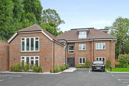 A recently built and luxury top floor penthouse apartment set in a gated development in Lower Road, Chorleywood. Available 03.02.2025 and offered unfurnished. - Photo 2