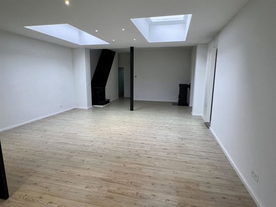 Stijlvol gerenoveerde en comfortabele woning met zonnige tuin - Photo 1