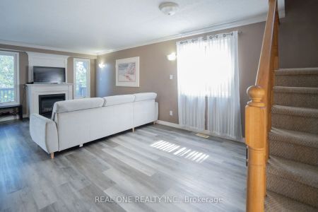 Detached Home For Lease | X8440516 - Photo 5