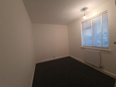3 bedroom end of terrace house to rent - Photo 2