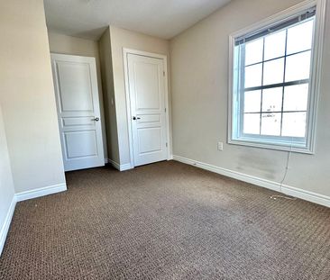 Townhouse For Lease | X8119084 - Photo 4