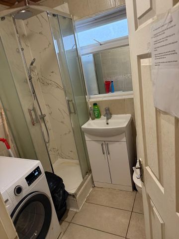 1 bedroom in a house share to rent - Photo 2