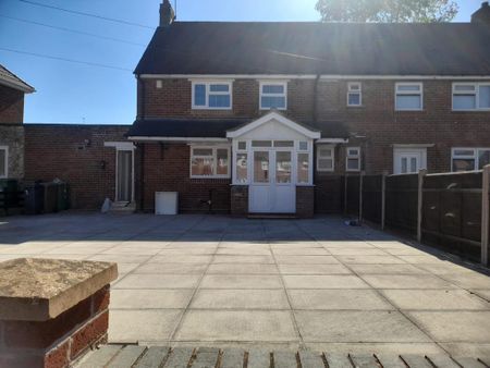 4 bedroom semi-detached house to rent - Photo 2
