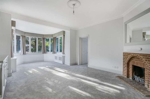 The Drive, SL8 - Photo 1