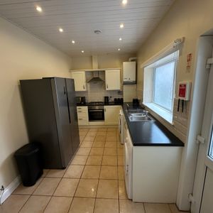 Newtown Road Room 2 - Photo 2