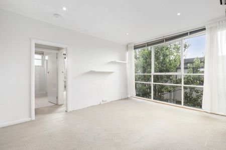Well-Located & Light-Filled Apartment - Photo 2