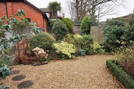 Chaucombe Place, Barton-on-sea, BH25 - Photo 3