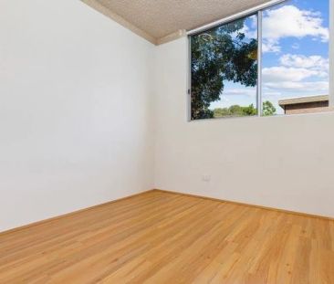 Neat | Bright | Charming | Two Bedder in the heart of Meadowbank - Photo 4