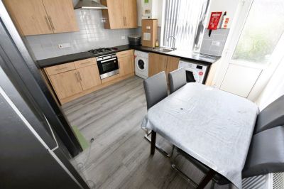 5 bedroom House in Harold Grove, Leeds - Photo 4