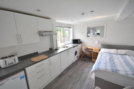 Studio Flat, 5, Brizlincote Lane, Burton Upon Trent, Burton-On-Trent, DE15 0PR - Photo 2