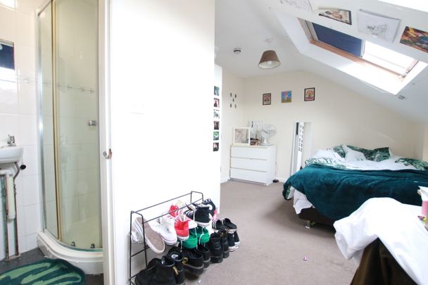 8 Bed Terraced House, College Road, RG6 - Photo 1