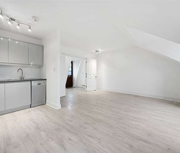 Spacious and well-designed second-floor apartment with an open-plan... - Photo 1