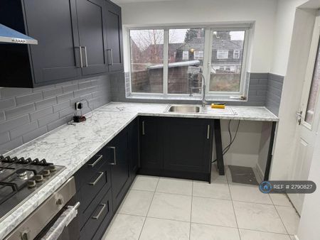 4 bedroom semi-detached house to rent - Photo 2