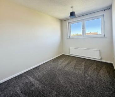 3 bedroom Semi-detached house To Let - Photo 4