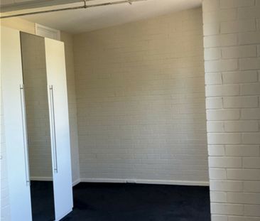 Modern 1-Bedroom Apartment with Stunning City Views - Photo 3