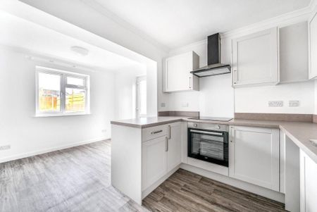 3 bedroom semi-detached house to rent - Photo 5