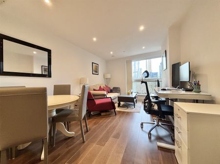 Lincoln Plaza, London - Photo 4