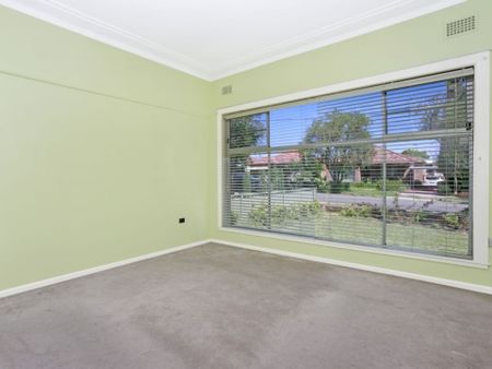 Spacious 4-Bedroom House Close to Public Transport - Photo 4