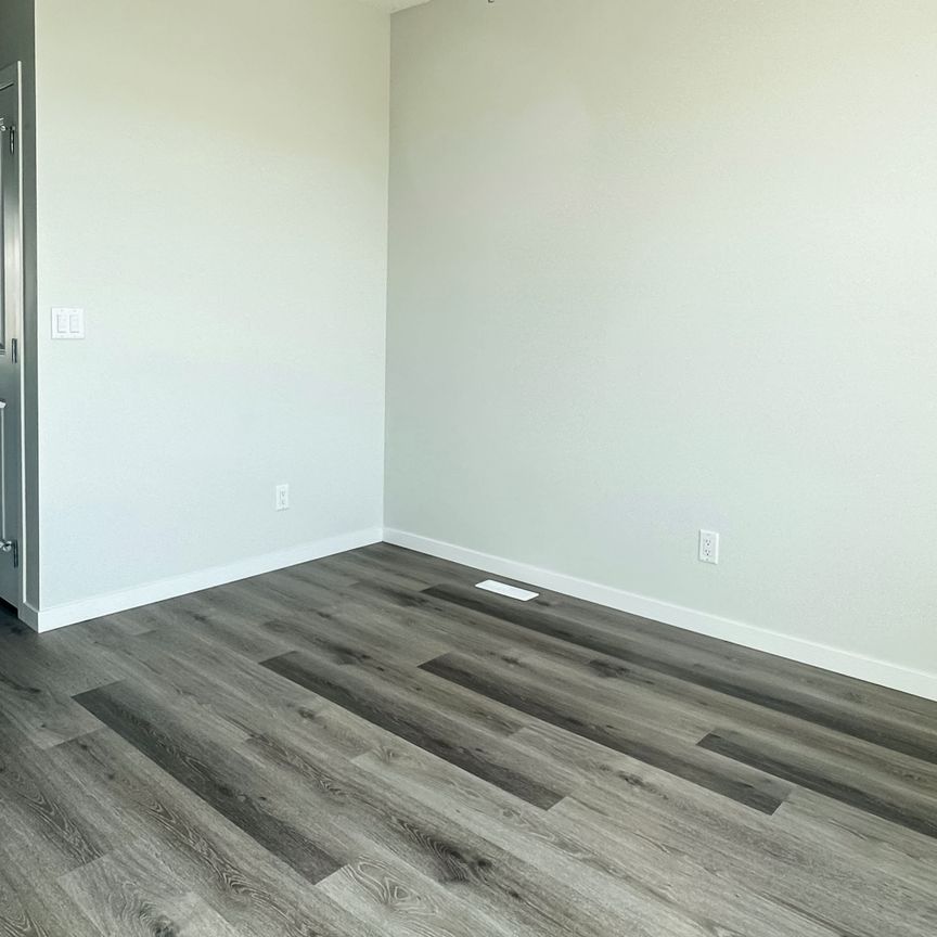 Brand New 3 Bed Duplex For Rent In Chestermere - Photo 1