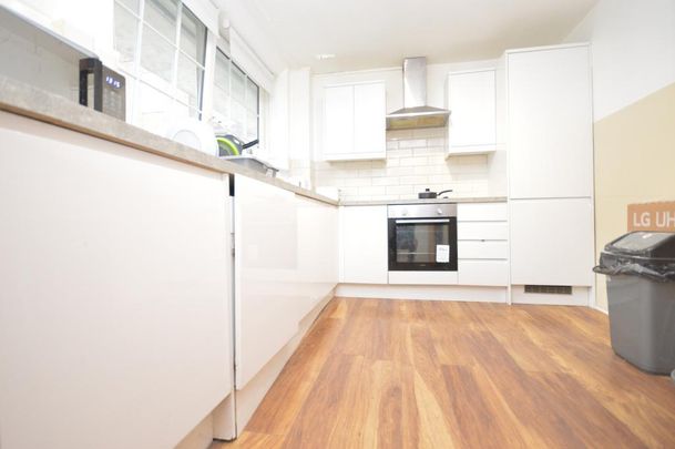 1 bedroom in a flat share to rent - Photo 1