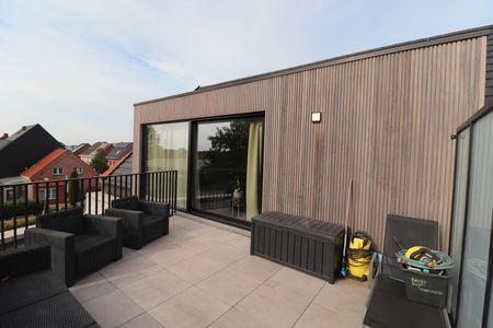 Appartement op de 2de verdieping met 1 slaapkamer, lift, terras, autostaanplaats en buitenberging. - Photo 2