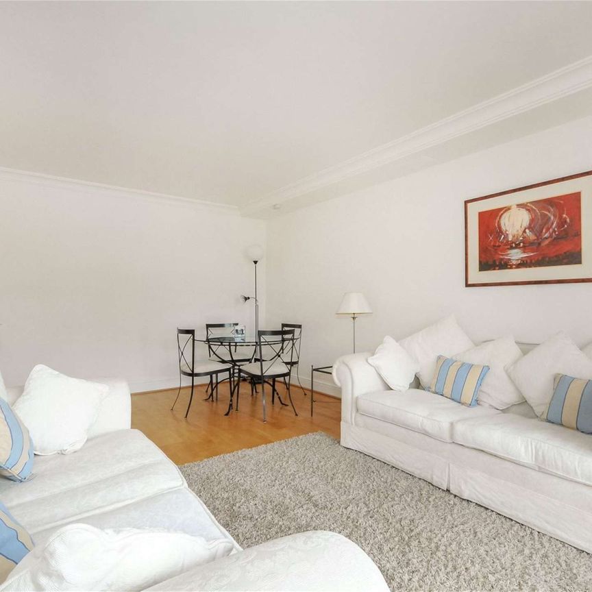 A beautifully appointed 1 bedroom apartment located on the 4th floor of this prestigious development overlooking St Katharine Docks Marina. - Photo 1