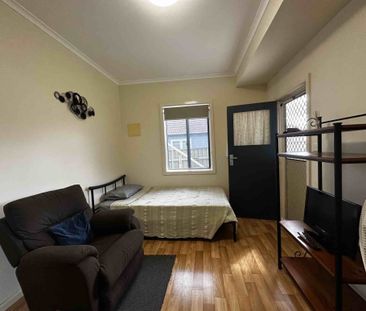 1 BEDROOM BEDSIT - Photo 4