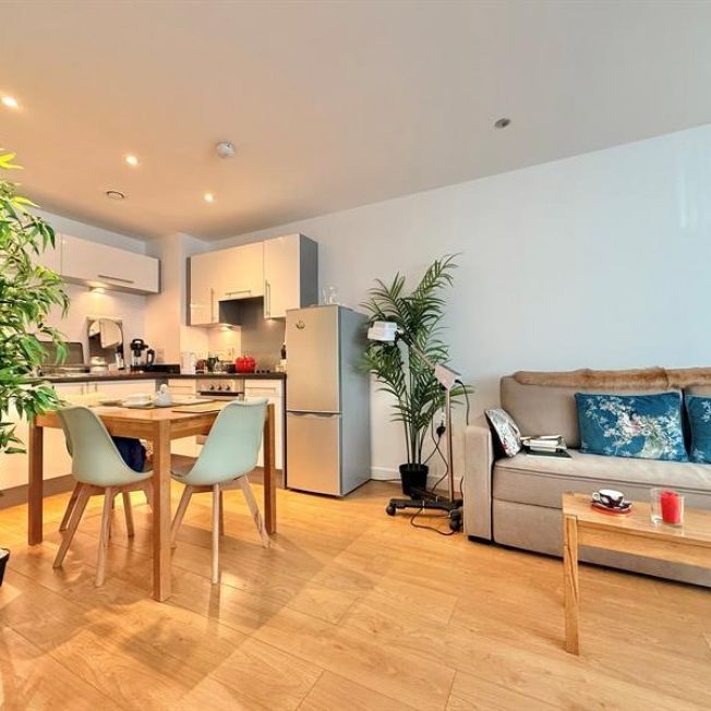 1 Bedroom Apartment To Let - Photo 1