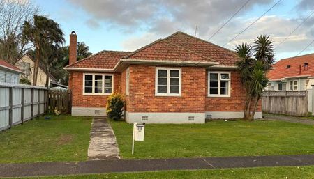 Charming 2BR Home w/ Garden & Deck! - Photo 3