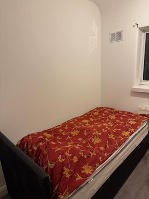 Room in a Shared House, Westcroft Way, NW2 - Photo 1