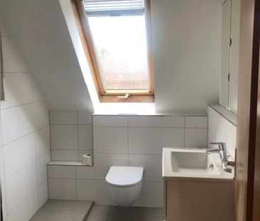 Helle, umfangreich sanierte 2 Zimmer DG Wohnung, Balkon, EBK, Ste - Foto 1