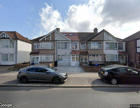 5 Bed Terraced House, Horns Road, IG6 - Photo 1