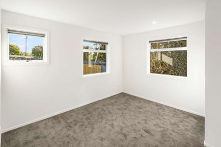 Charming Newly Renovated 5-Bedroom Home Near Clevedon Village - Photo 5