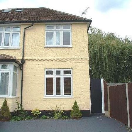 Bedroom Studiot Floor In Farnborough, GU14 - Photo 4