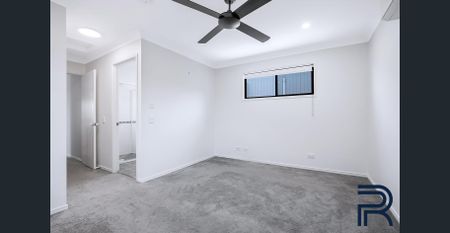 Freestanding, East-Facing Townhouse with a Garden Courtyard - Photo 4